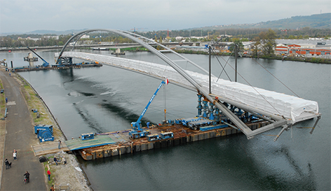 Pose de la passerelle des Trois Pays (2006)