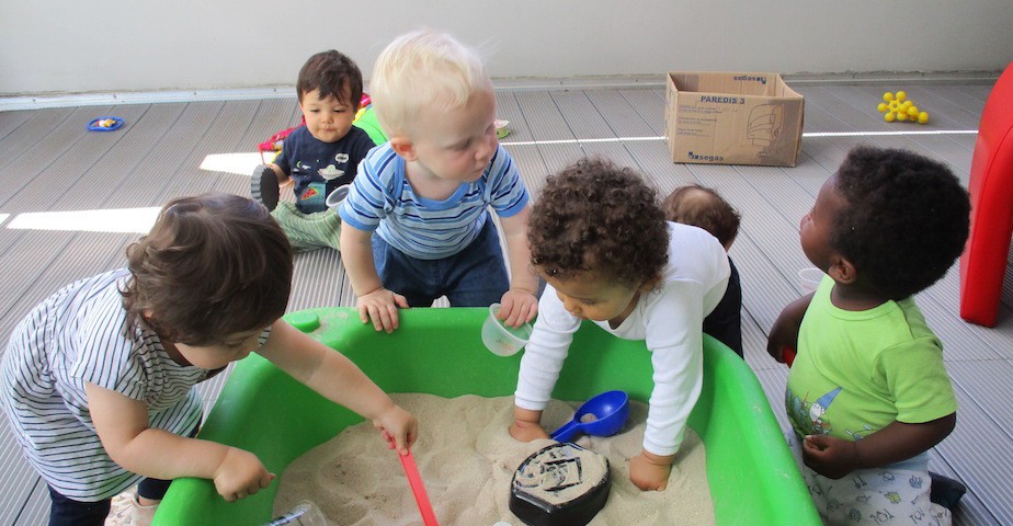Enfants dans un bac à sable