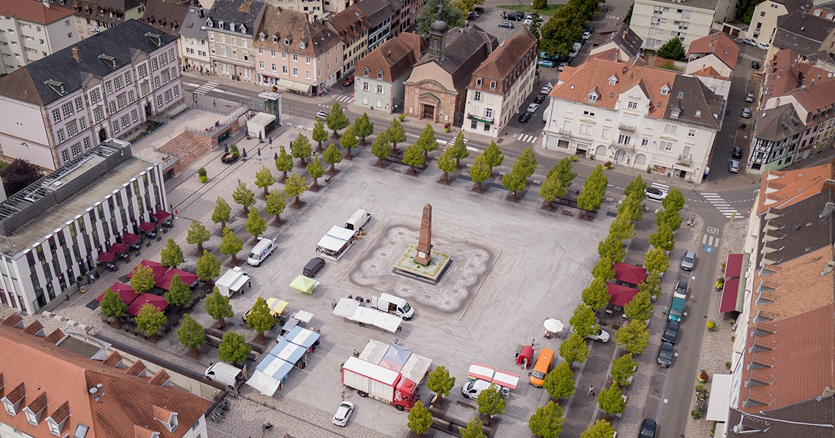 Marché hebdomadaire à Huningue sur la place Abbatucci