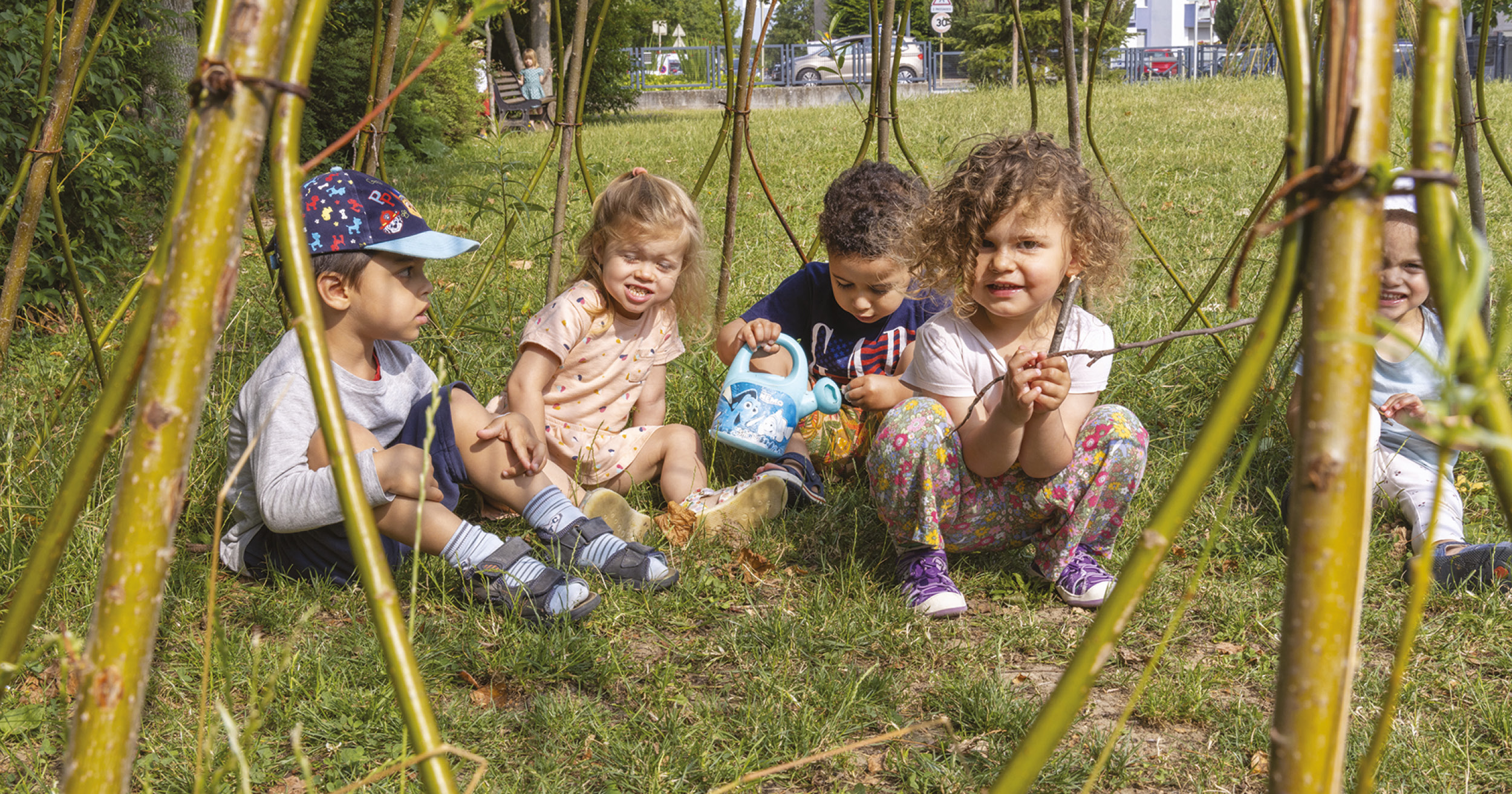 Enfants sur l'herbe dans une cabane