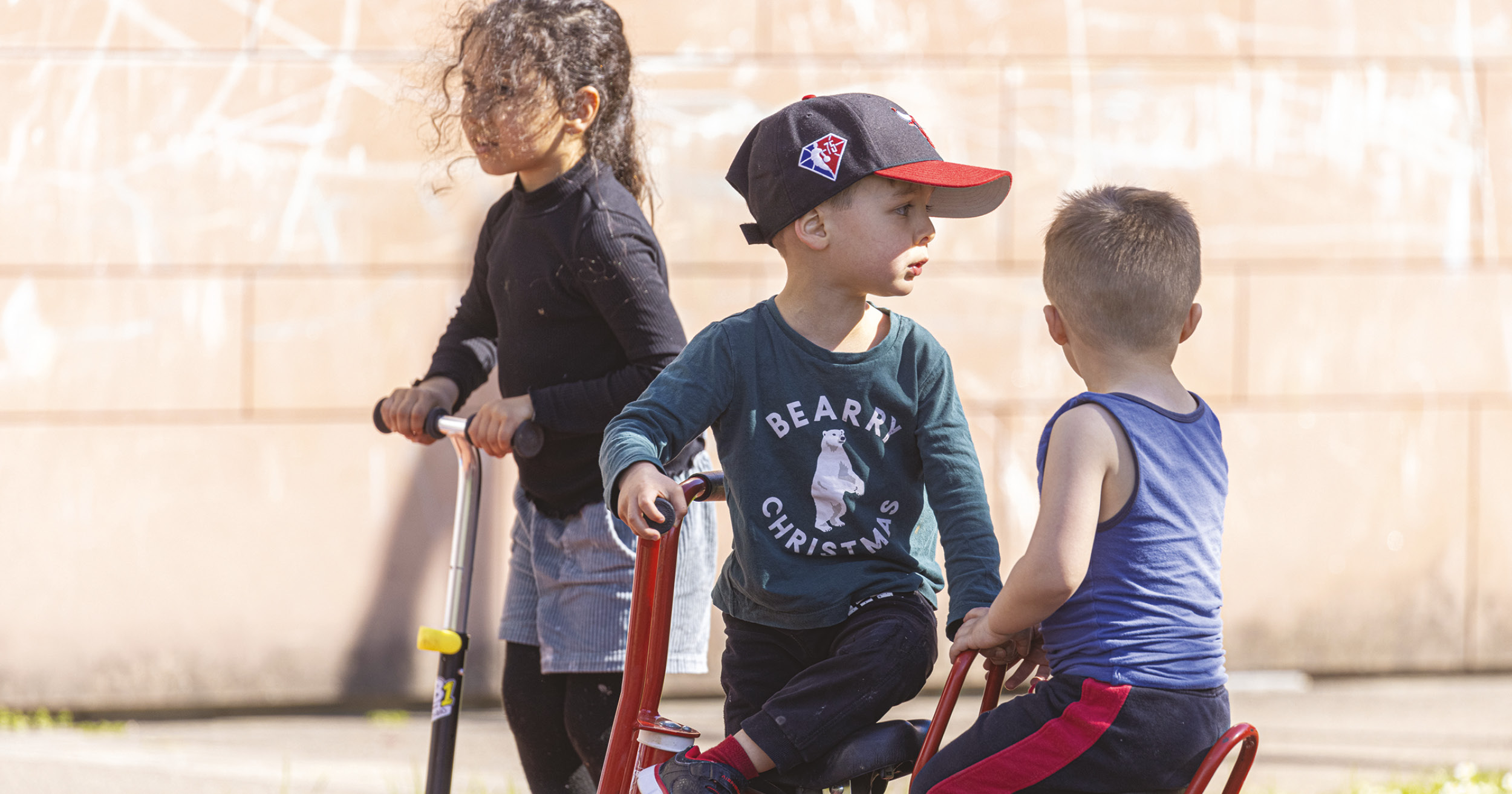 Enfants sur trottinettes