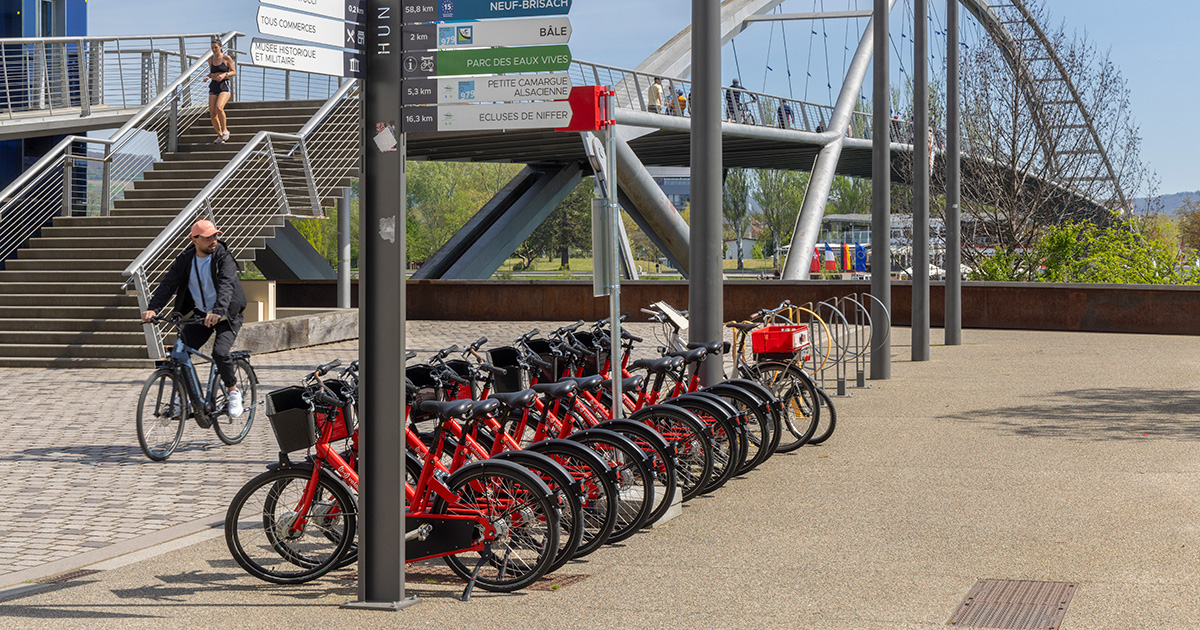 Une station Velospot de vélopartage à Huningue au pied de la passerelle des Trois Pays