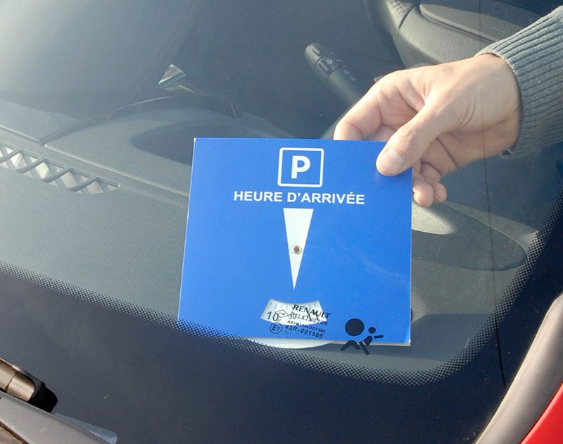 Disque bleu obligatoire pour un stationnement en zone bleue