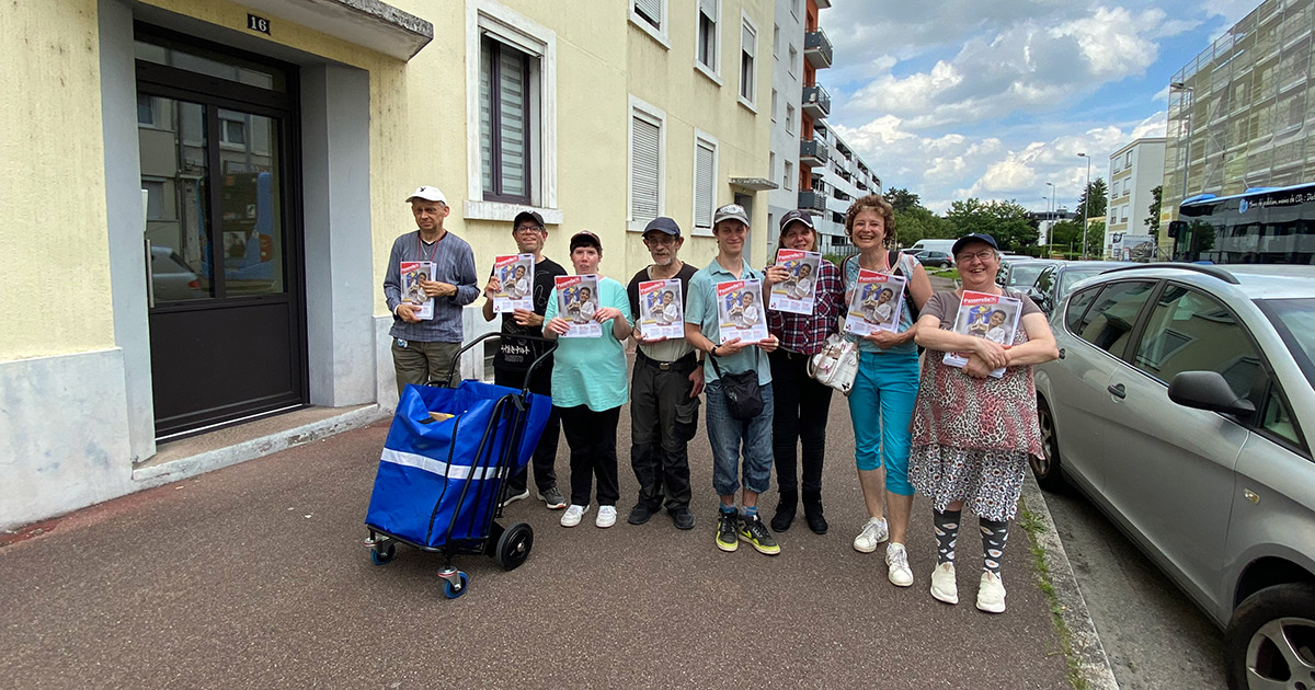 Distribution du journal d'informations Passerelle[s] de la Ville de Huningue par une équipe de travailleurs en situation de handicap de l'ESAT de Bartenheim