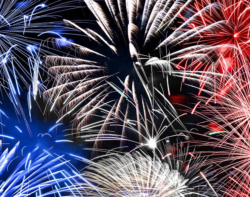 Feu d'artifice tricolore à l'occasion de la Fête nationale