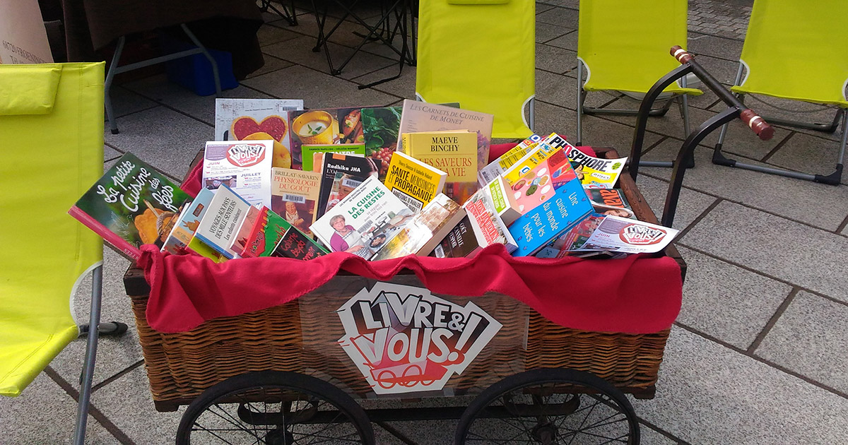 Rue&Vous, spectacle de rue à Huningue : la Kutsch à livres de la bibliothèque