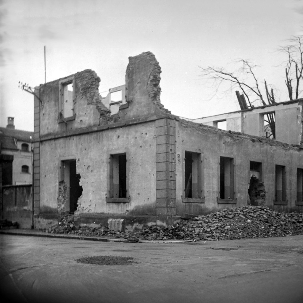 Huningue est anéantie en 1945 après la Libération