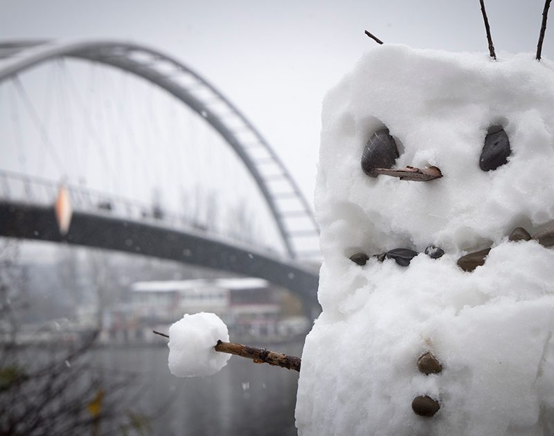 Bonhomme de neige devant la passerelle des Trois Pays à Huningue