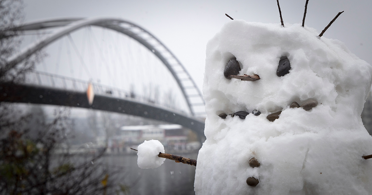 Bonhomme de neige devant la passerelle des Trois Pays à Huningue