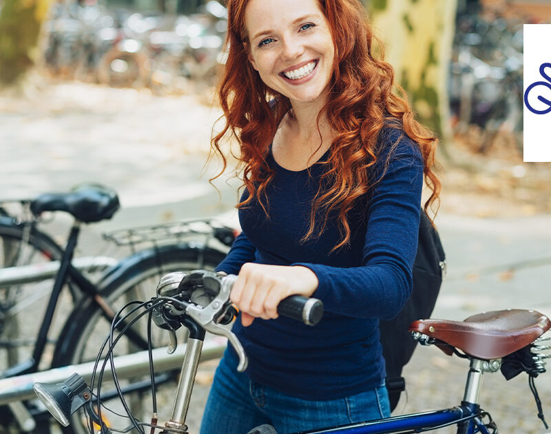 Femme tenant un velo