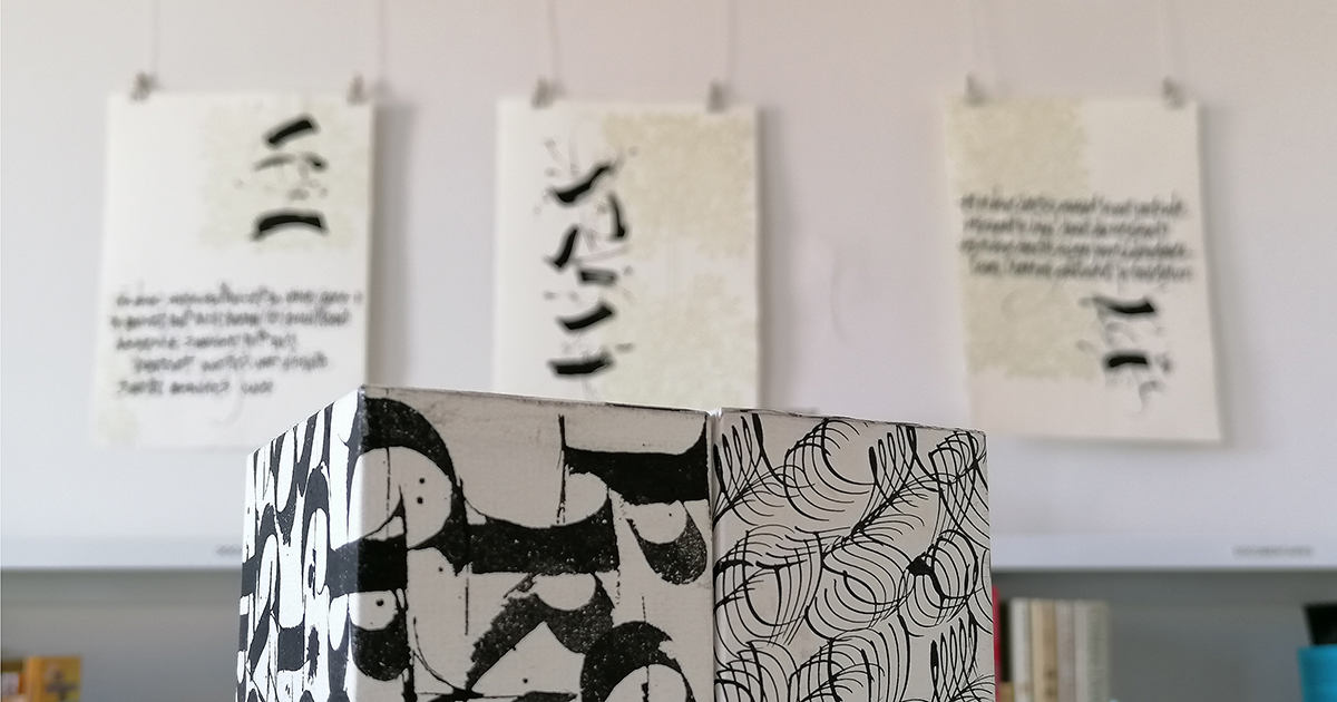 Calligraphie, l’art de l’écriture : Denise LACH expose à la bibliothèque